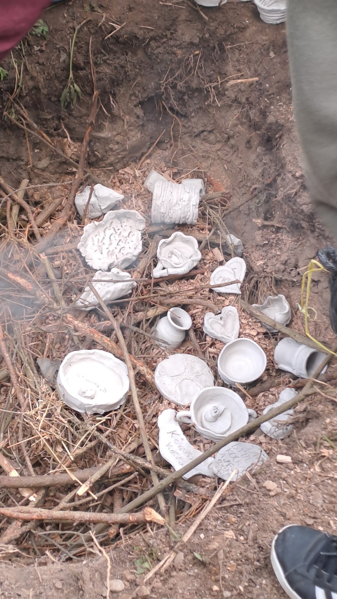 tvoření a výpal zakuřované keramiky na táboře 